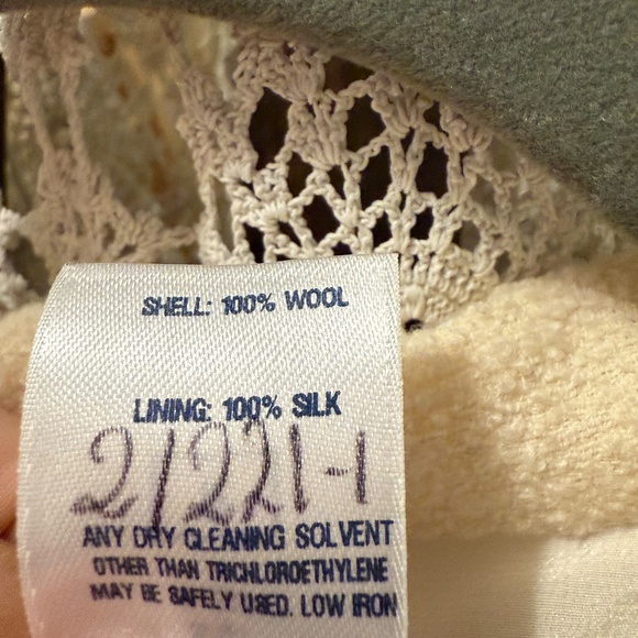 Vintage Oscar De La Renta ladies skirt and matching jacket set - Picture 5 of 9